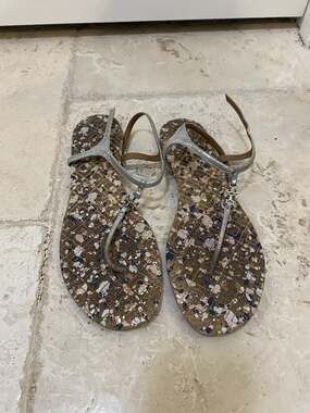 Tory Burch Shoes Womens Size 8.5 Silver Leather Thong Sandals Logo Ankle Strap